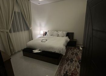 شقة بصالة ومجلس وغرفتين نوم 