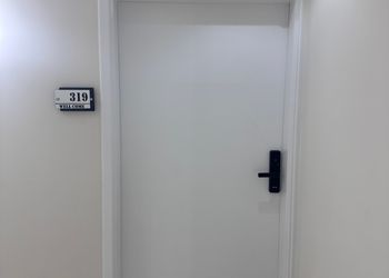 استديو بسرير ماستر وجلسة جانبية