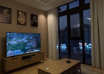 شقة بصالة أنيقة ودخول ذاتي 