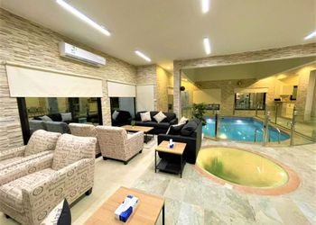 منتجع  بملحق خارجي مطل على الحديقه 