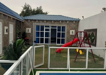شاليه بمسبحين ومجلسين وغرفة نوم