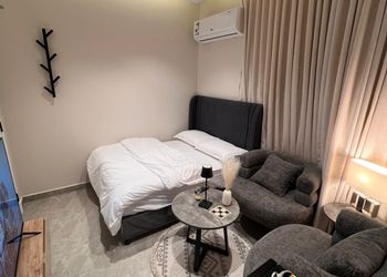 استديو بسرير ماستر وجلسة مريحة 