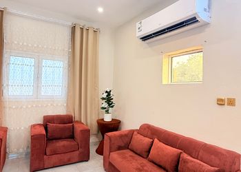 استراحة بمسبح خارجي وجلسة خارجية