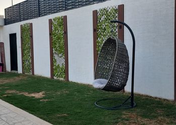 شاليه بجلسة تطل على مسبح خارجي  