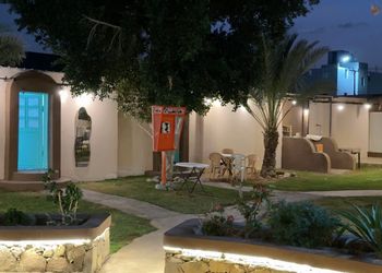 شاليه داخل مزرعة بجلسة خارجية 