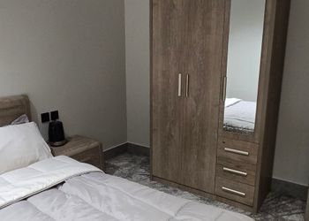 شقة بغرفة معيشة وغرفتين نوم 
