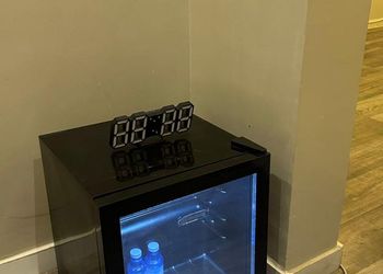 استديو بأثاث مريح وبسيط 