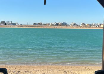 ڤيلا بمسبح مطل على البحر