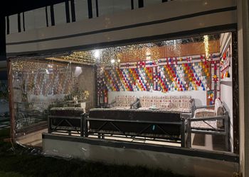 شاليه بجلسة خارجية ومسطح اخضر