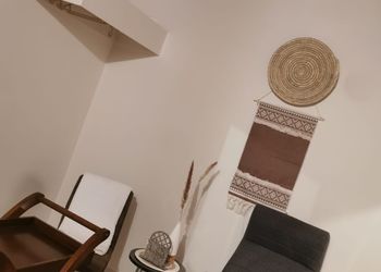 استديو بأثاث مريح وبسيط 