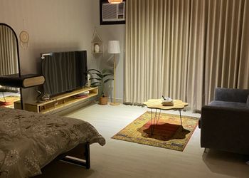 استديو بأثاث مريح وبسيط 