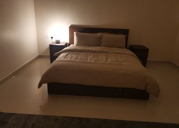 شاليه بجلسه مطله على مسبح و مسطح اخضر