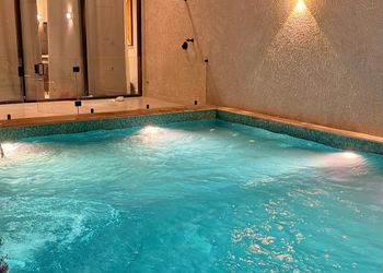 شاليه بمسطح اخضر ومسبح