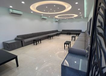 شاليه بجلسة خارجية ومسطح اخضر