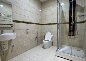 شاليه بمسطح اخضر ومسبح 