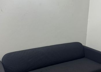 استديو بسريرين مفردة وجلسة مريحة
