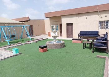 استراحة بمسبح و مسطح اخضر
