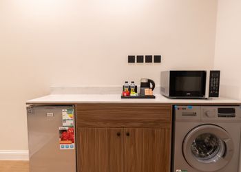 شقة بغرفة معيشة وغرفة نوم 