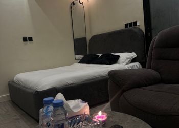 استديو لطيف بسرير ماستر وجلسة 