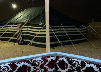 مخيم بجلسة خارجية وبيت شعر