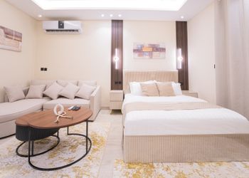 استديو بأثاث مريح وبسيط