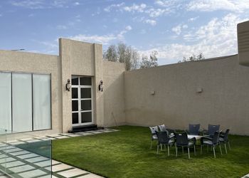 شاليه بمسطح اخضر ومسبح