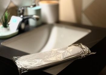 غرفة بسريرين مفردة وصالة ومطبخ 