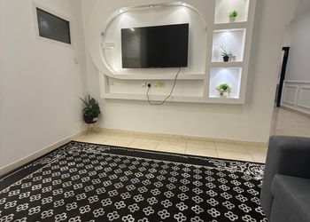 شقة بصالة جلوس وثلاث غرف نوم 