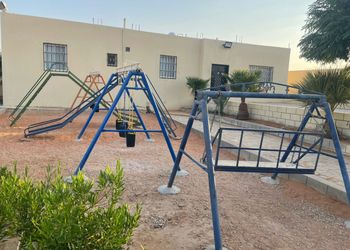 استراحة بالعاب ومسطحات خضراء 