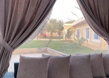 استراحة بمجلس واسع وفناء خارجي 