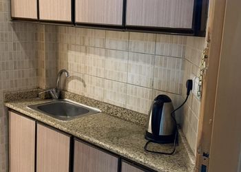 استديو بأثاث مريح وبسيط 