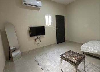 غرفة بأثاث مريح وبسيط