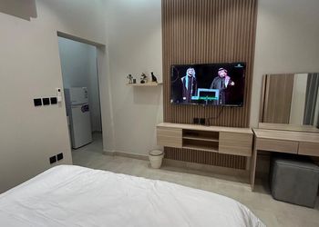 استديو بأثاث مريح وبسيط