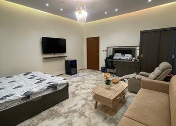 استديو بسرير ماستر وأثاث مريح 