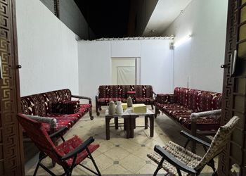 فيلا بصالة جلوس وجلسة خارجية 