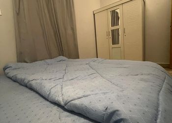 شقة بصالة جلوس ودخول ذاتي 