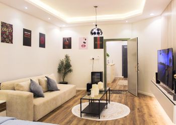 استديو بأثاث مريح وبسيط 