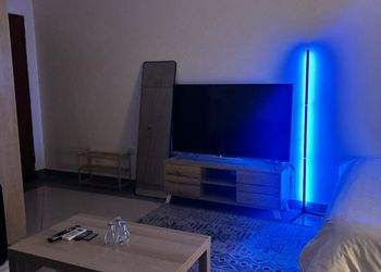 استديو بسرير ماستر وأثاث مريح 