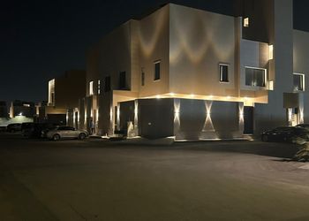 شقة فاخرة ب 3 غرف نوم وصالة