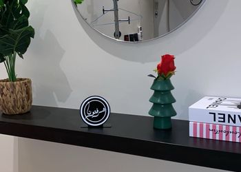غرفة بسرير ماستر