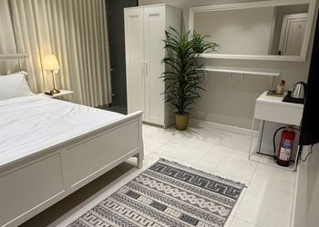 استديو بأثاث مريح وبسيط 