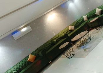 شاليه بمسطح اخضر وألعاب أطفال