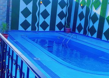 شاليه بجلسة تطل على مسبح خارجي 