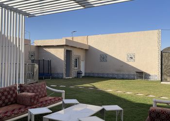 شاليه بجلسة تطل على مسبح خارجي 