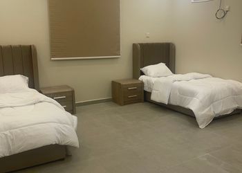 شقة بصالة ومجلس وغرف نوم