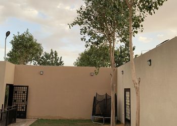 شاليه بمسطح اخضر و مسبح