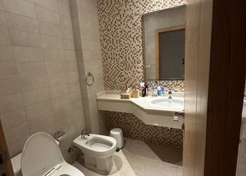 شقة بصالة مطلة  على البحر 