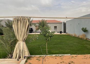 استراحة بمسطح اخضر وجلسه خارجيه