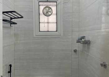 استديو بسرير ماستر وأثاث مريح 