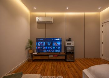 استديو بأثاث مريح وبسيط 